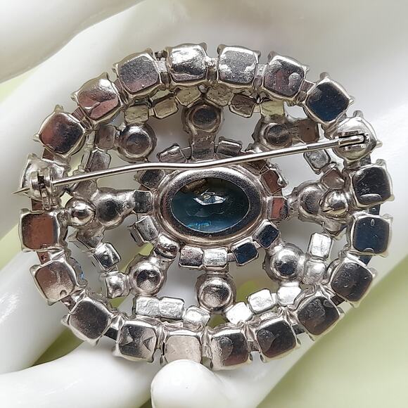 Vintage Blue Rhinestone Oval Brooch, Silver Tone, 1960s, 1 1/8 Inch - Picture 4 of 13